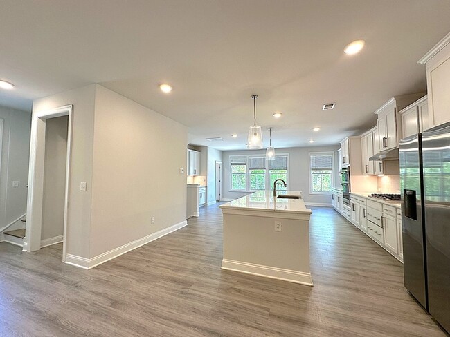 Building Photo - SPACIOUS TOWNHOME