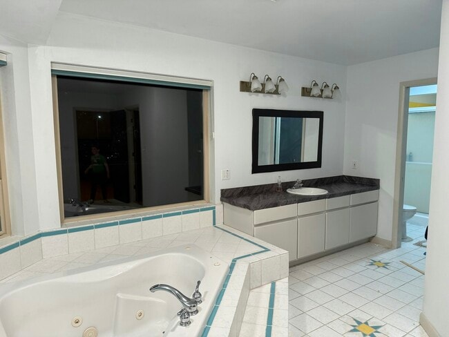 Building Photo - 2092 Colonial Dr