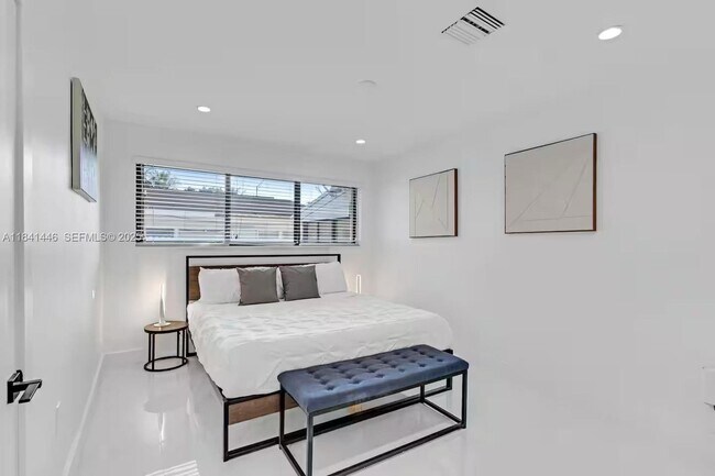 Building Photo - 17835 NE 6th Ave