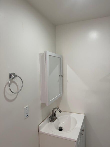 Building Photo - 6624 1/2 Blewett Ave