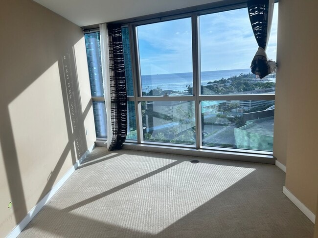 Building Photo - Spacious 2-bedroom, 2-bath with a View in Kakaako!