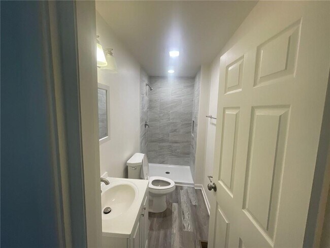 Building Photo - 246 Pinetree Cir