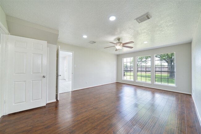 Building Photo - 619 Green Belt Dr