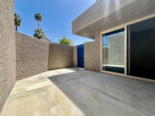Building Photo - AVAILABLE NOW! 2 Bedroom / 2 Bathroom Cond...
