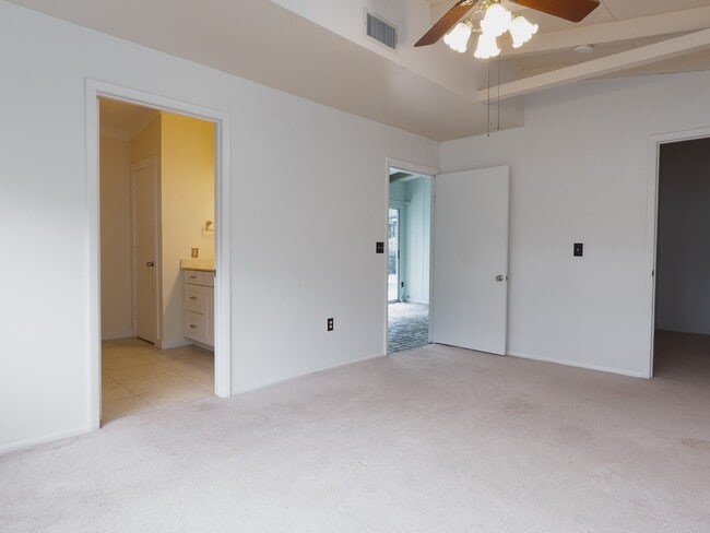 Building Photo - Spacious 5-Bed, 4-Bath Sarasota Home with ...