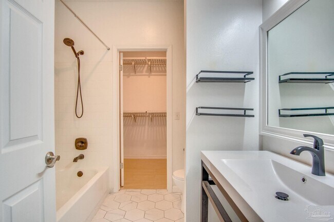 Building Photo - 1200 Jasper St