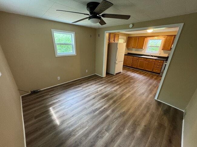 Building Photo - Beautiful 2-bedroom House in Moline with L...