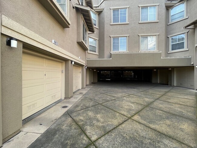 Building Photo - Nice and bright 2BR / 2BA Condo Near Durant Square Mall