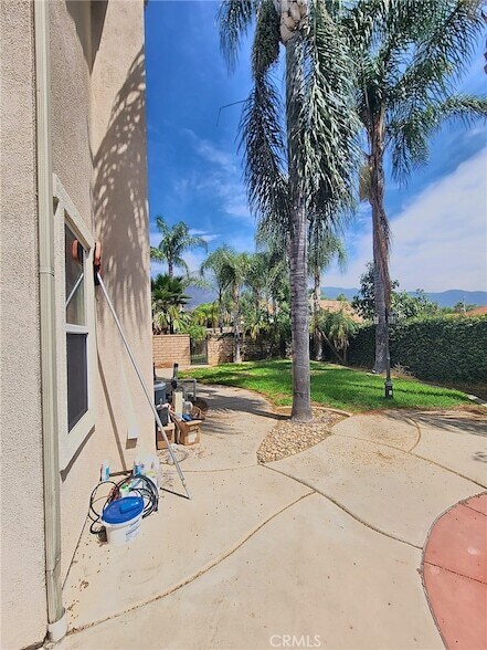 Building Photo - 6373 Day Lily Ct