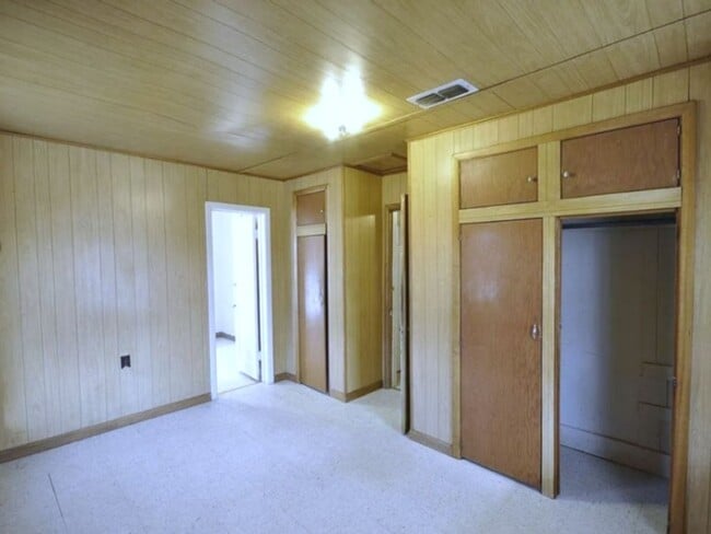 Building Photo - 3 Bedroom 1950's Home with Large Fenced Yard Available 1/12/26