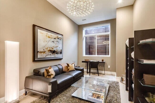 Building Photo - Old City Townhome with Parking