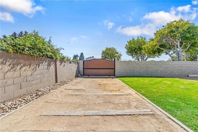 Building Photo - 5892 Meadowlark Dr