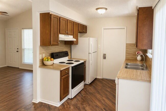 Building Photo - 8806 Pineridge Dr