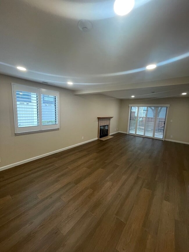 Building Photo - $3190 -- Beautifully Remodeled Townhome in...