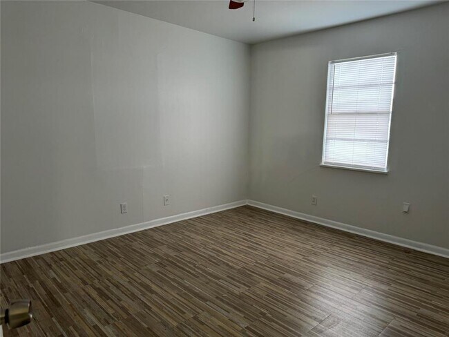 Building Photo - 706 Wren Ave