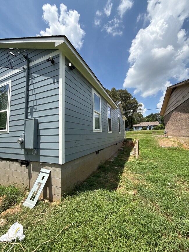 Building Photo - Fully Renovated Spacious 3BR in South Memphis – Section 8 Welcome