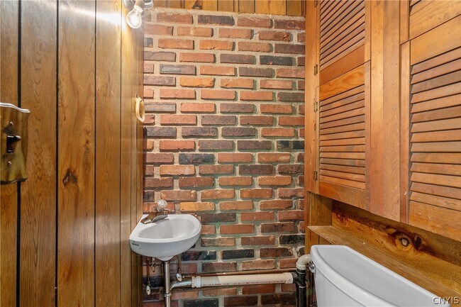 Building Photo - 6555 Woodchuck Hill Rd