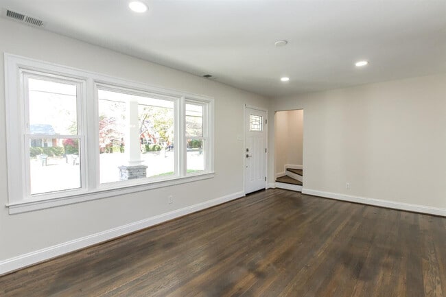 Building Photo - 564 Claymont Dr