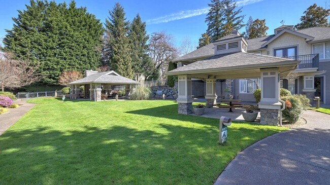 Building Photo - Updated Kirkland Townhome in Lochshire Condominiums with Premium Amenities- Available NOW