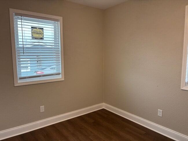 Building Photo - 3 Bed 1 Bath Remodeled House