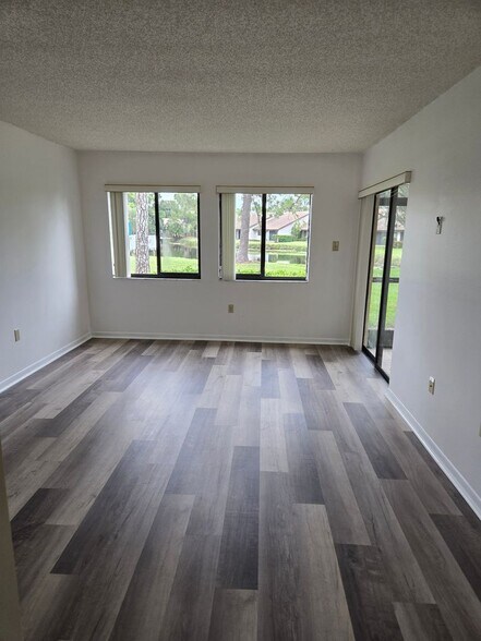 Building Photo - 5196 Lake Village Dr