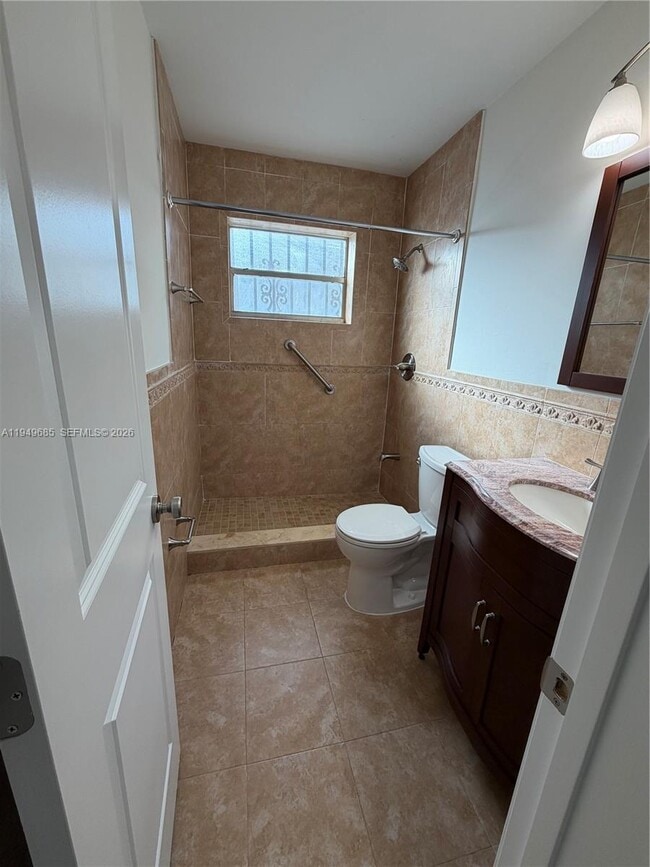 Building Photo - 425 E 17th St