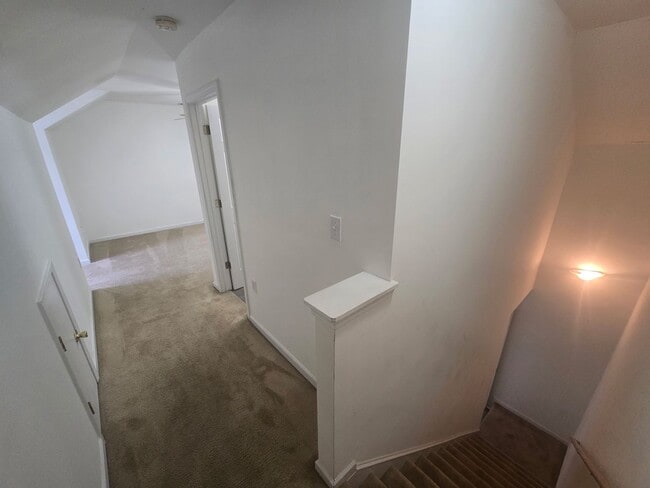 Building Photo - Welcome to this charming townhome in desirable Brambleton!