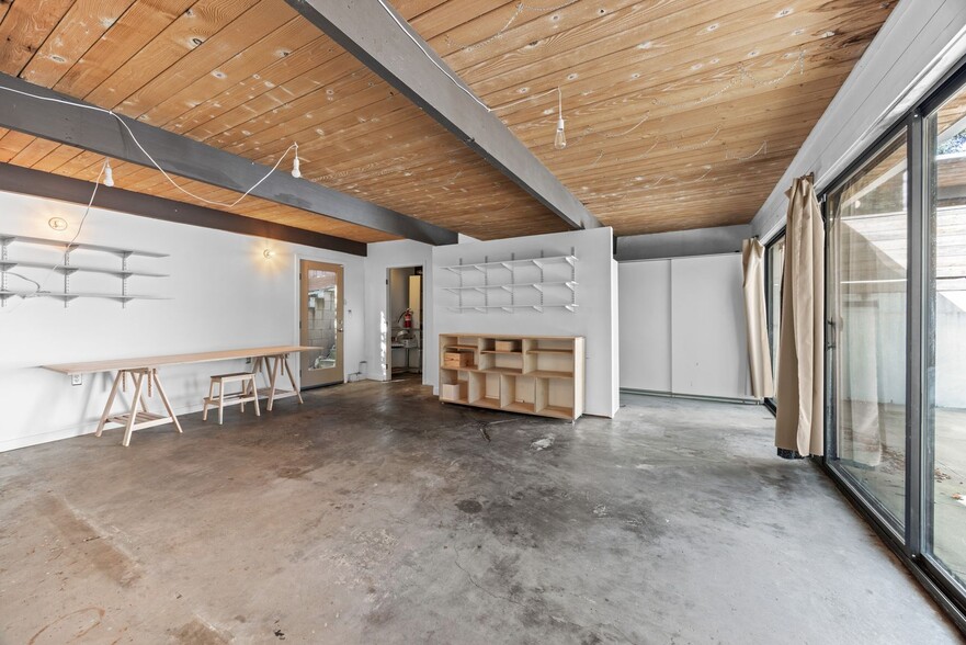 Building Photo - Updated Mid-Century Home in Picturesque Woodland Hills