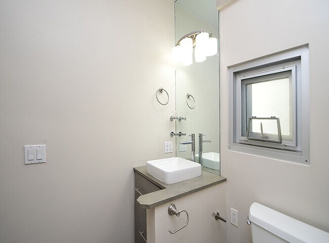 Building Photo - Cool House | 50% Off First Months Rent
