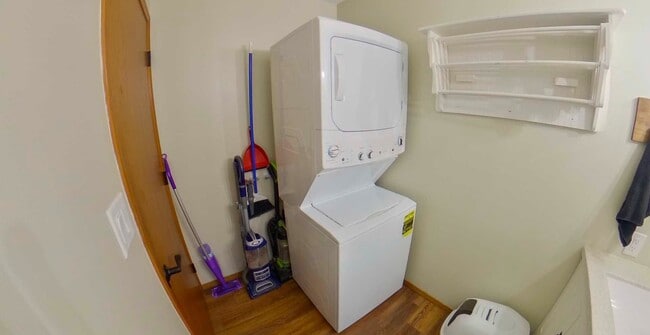 Building Photo - 3D Tour Available - Fenced in + Recently Updated + Washer & Dryer + Pet Friendly! Available May 1st!