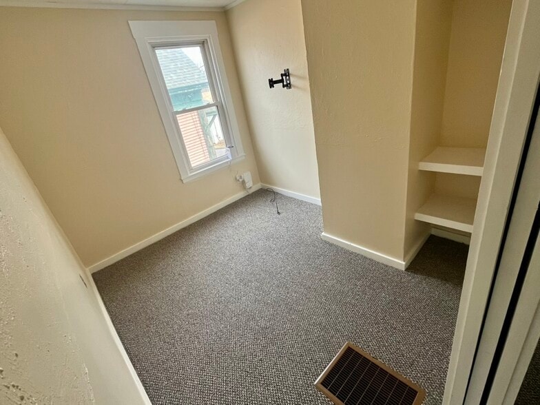 Smaller bedroom - 29 Pine St