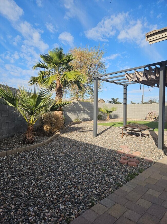 Building Photo - This spacious  4 bed 2.5 bath house -Blue Horizon Subdivision