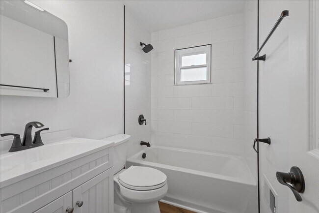 Building Photo - Renovated 4 Bed in Carrick