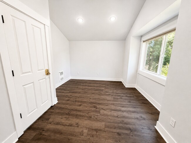 Building Photo - 9215 Roosevelt Way NE