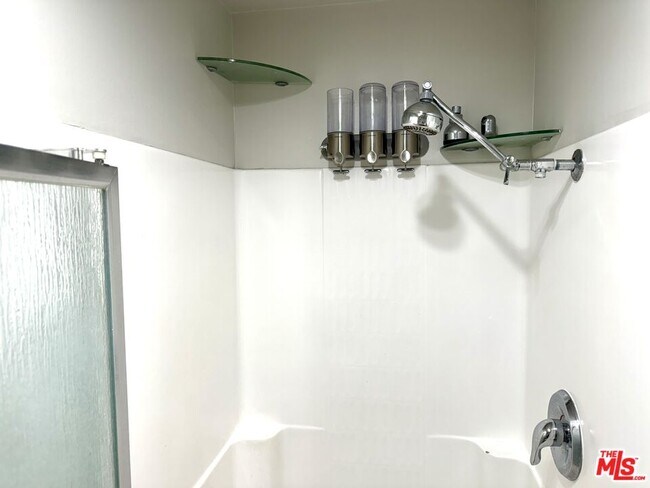 Building Photo - 950 Kings Rd