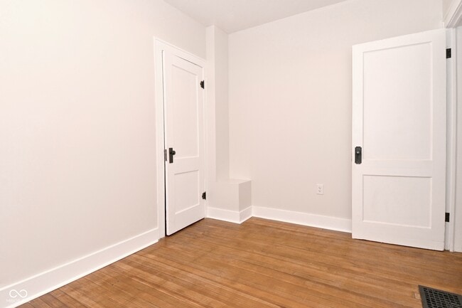 Building Photo - 3928 N Kenwood Ave