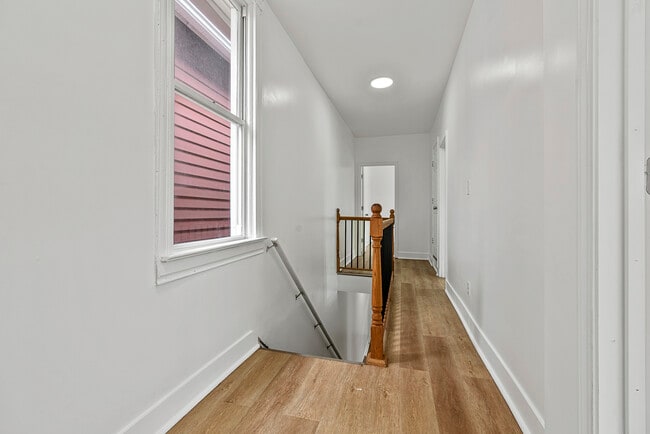 Building Photo - 198 Oneida St