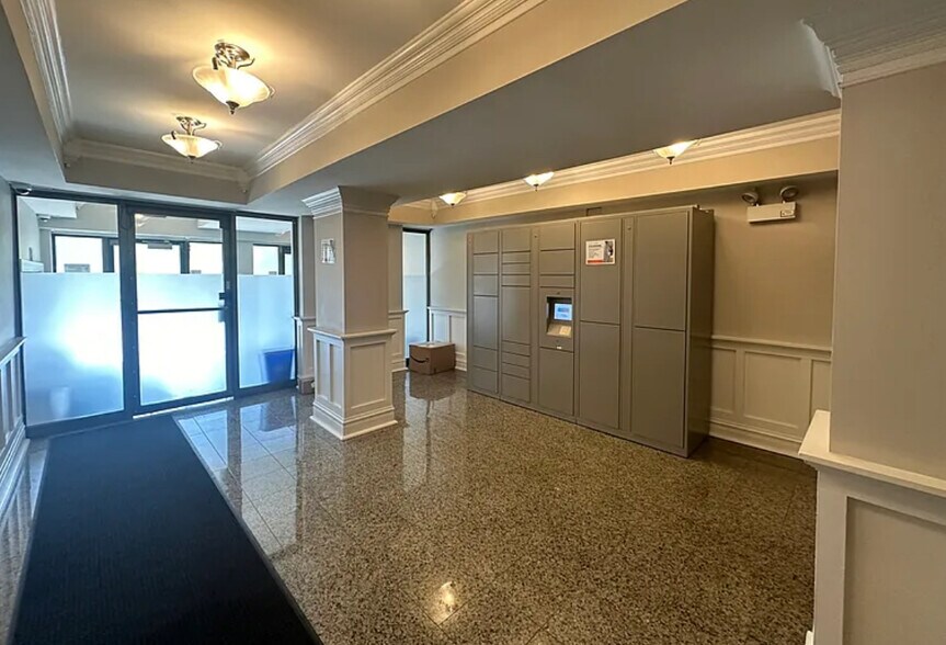 Building Photo - 900 W Fullerton Ave