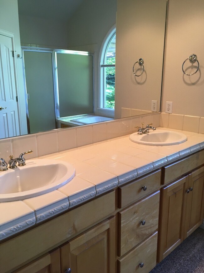 Building Photo - 576 E Riverchase Way