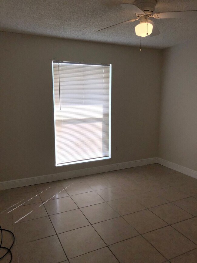 Building Photo - Spacious 2 Bedroom, 1 Bathroom Condo