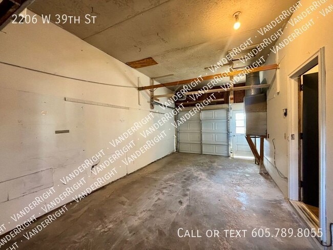 Building Photo - 2206 W 39th St
