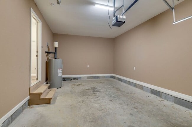 Building Photo - Beautiful 3bd 2 ba home with a large lot a...