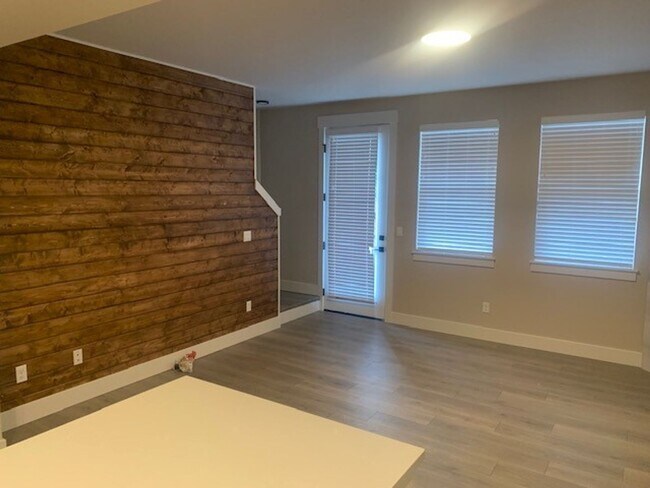 Building Photo - 3 Bed/3 Bath Modern and Luxurious Townhome in NE Bend