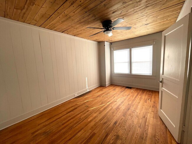 Building Photo - Centrally Located 1 bedroom 1 bath -  wate...