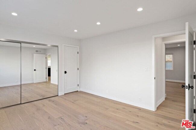 Building Photo - 153 S Palm Dr