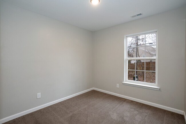 Building Photo - Beautiful Townhouse w/ 1st Floor Bedroom