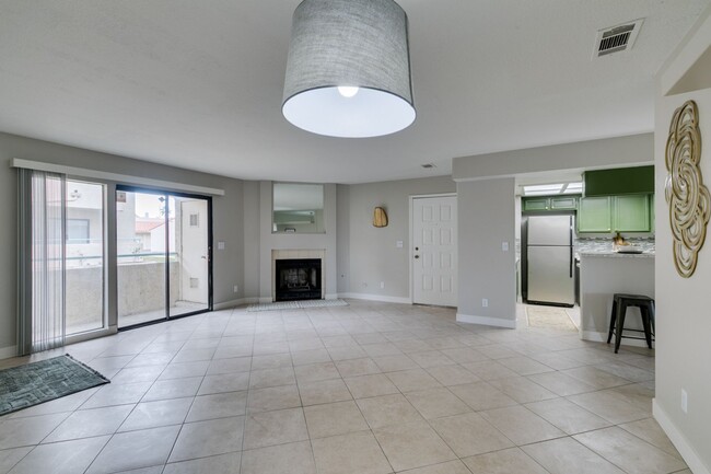 Building Photo - Remodeled 2 Bedroom 2 Bath Condo