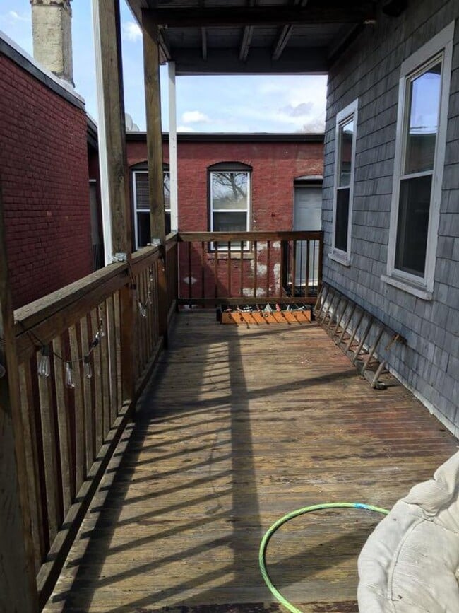 Building Photo - Huge 4 bed unit in the heart of Oak Square!