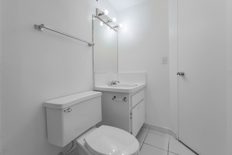 Building Photo - 801 Brickell Bay Dr