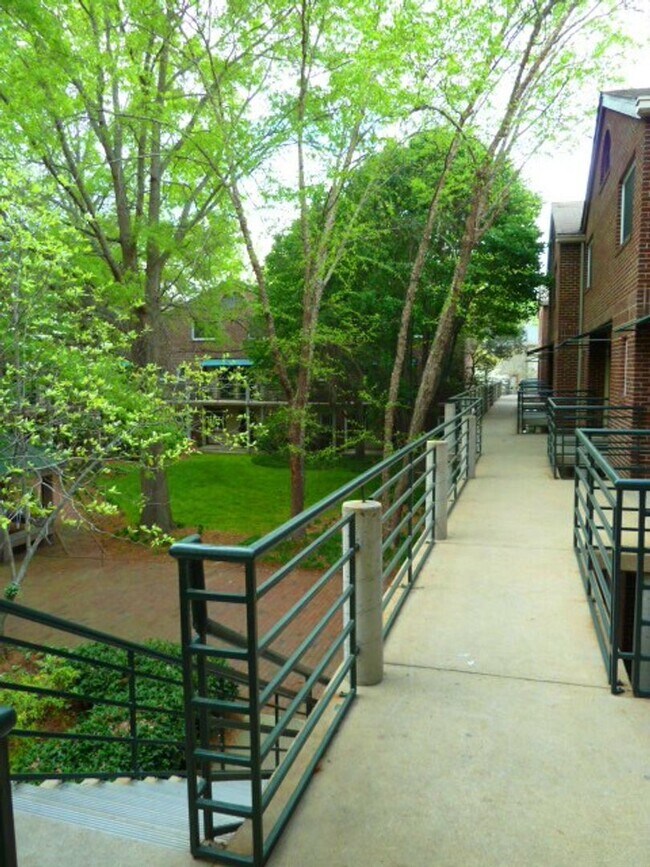 Building Photo - Two BR townhome-style in Chancellor Square...